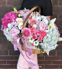 Цветочная композиция из Розы, Хризантемы, Пионы и Лизиантусы в корзине в Рязани
