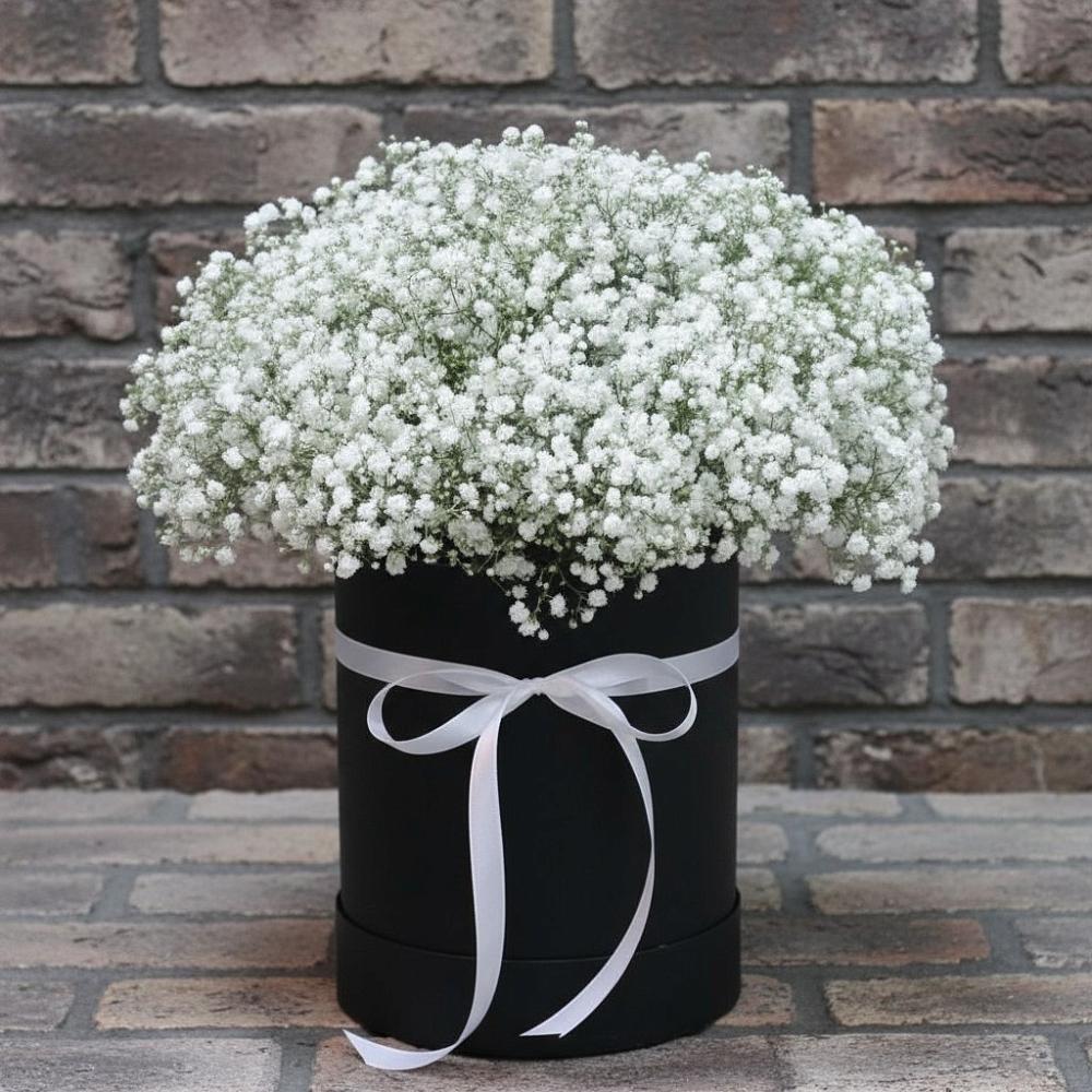 Цветочная композиция из Гипсофила в шляпной коробке в Рязани