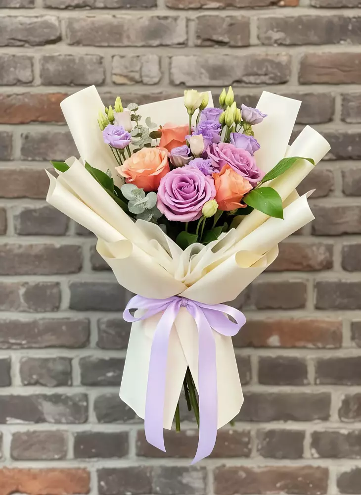 Букет цветов из: Лизиантусы и Розы в Рязани