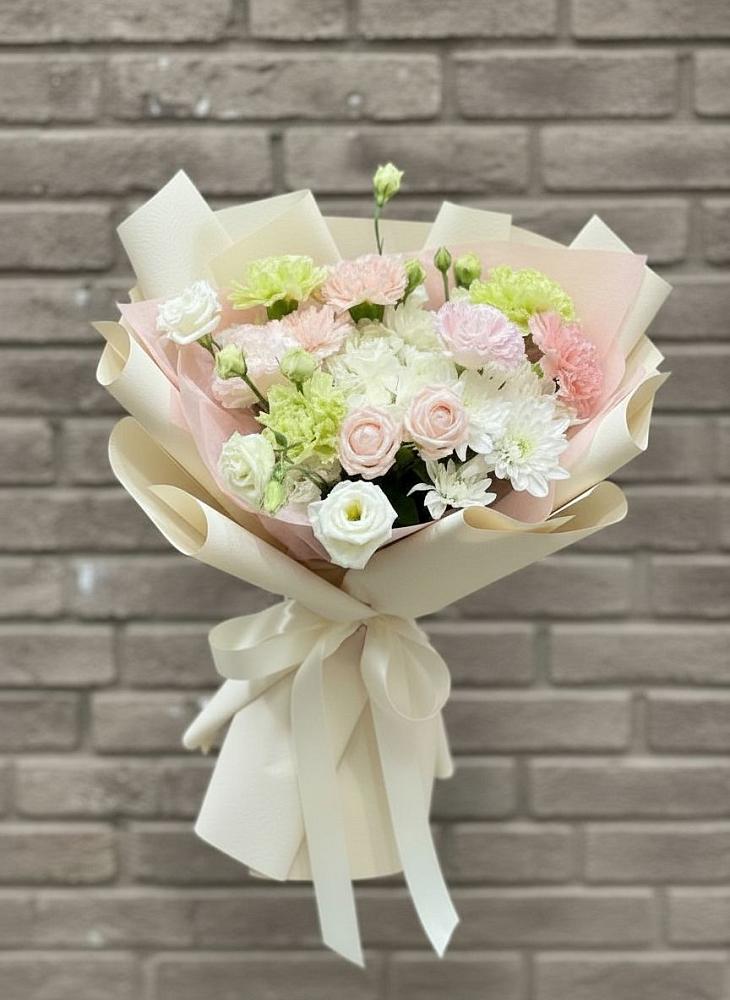 Букет цветов из: Гвоздики, Розы, Лизиантусы и Хризантемы в Рязани