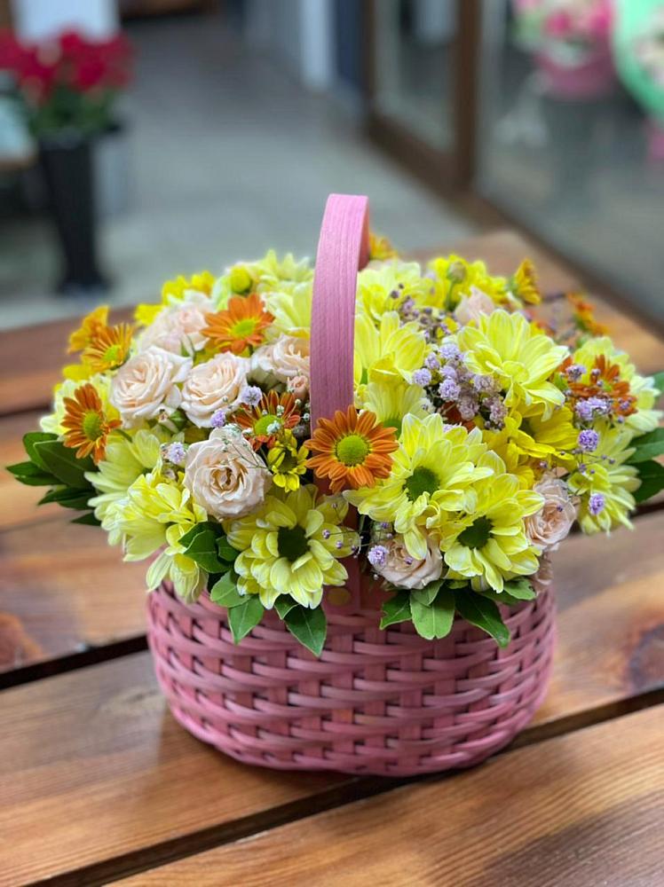 Цветочная композиция из Хризантемы и Розы в корзине в Рязани
