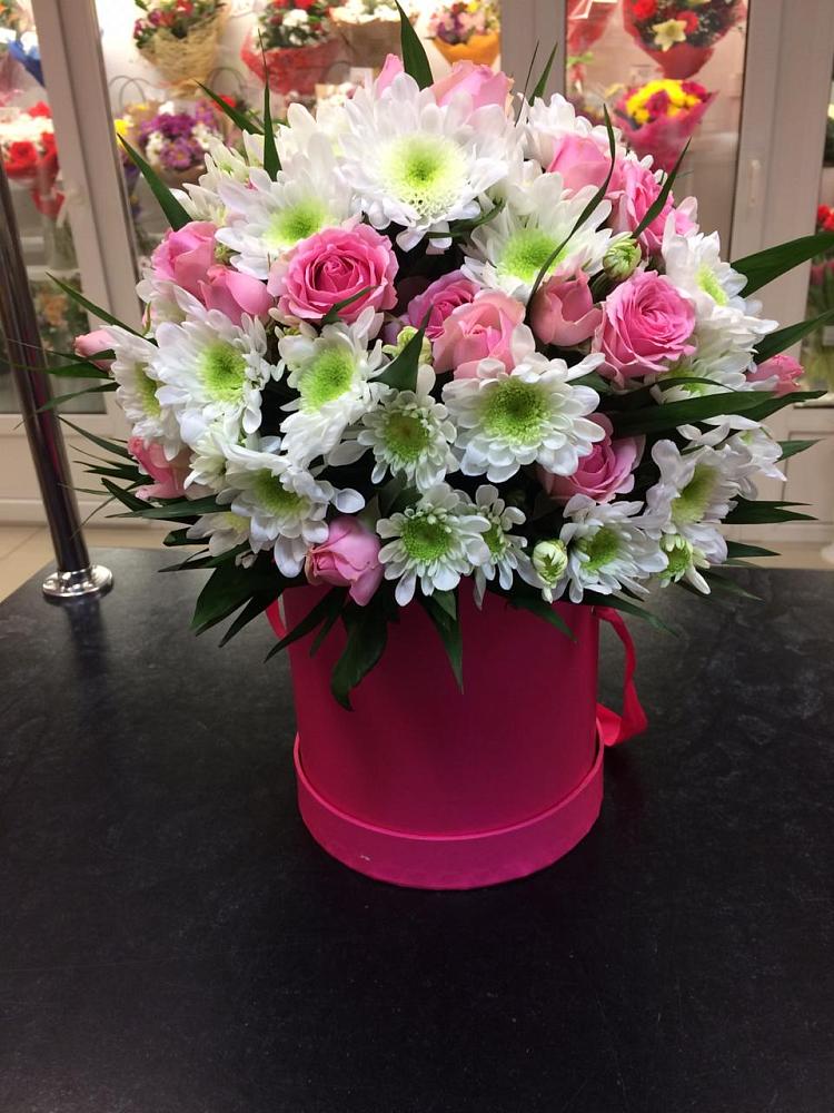 Цветочная композиция из Розы и Хризантемы в шляпной коробке в Рязани