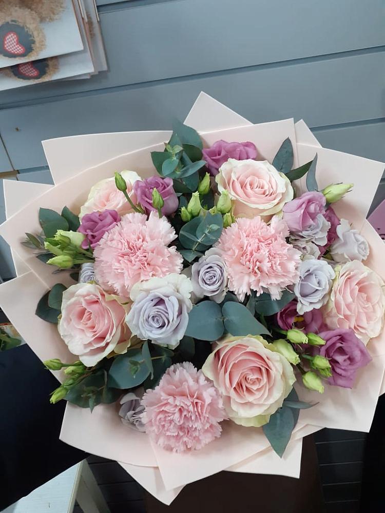 Букет цветов из: Розы, Гвоздики и Лизиантусы в Рязани