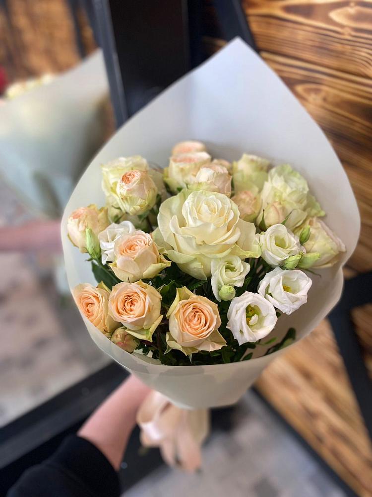 Букет цветов из: Розы и Лизиантусы в Рязани